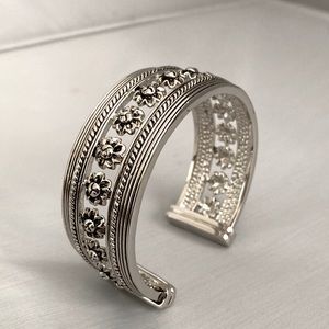 Flower pattern cuff bracelet